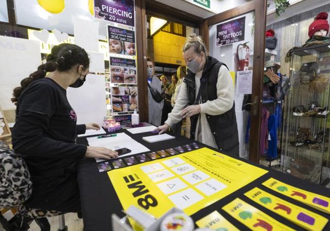 Una mujer elige entre los 16 diseños propuestos.