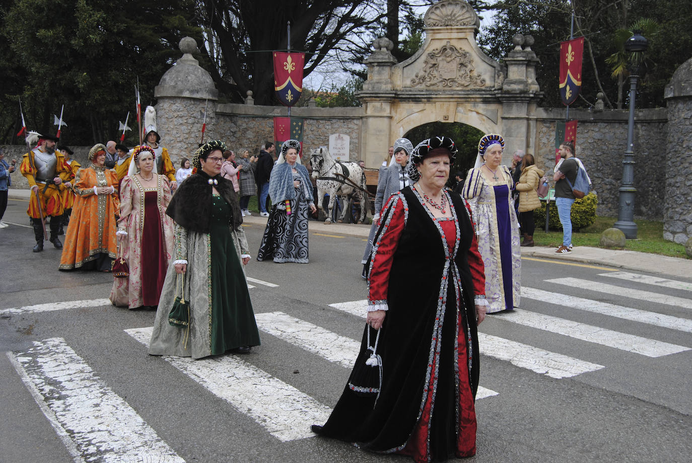 Una comitiva real, conformada por figurantes y lugareños ataviados con trajes de época, ha enfilado sus pasos hacia la Plaza de la Villa