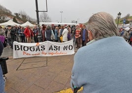 Un hombre observa la manifestación en la plaza del Ayuntamiento contra la planta de biogás en Cabezón