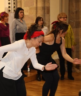 Imagen secundaria 2 - Los dos corales en varios momentos de sus interpretaciones durante el concierto