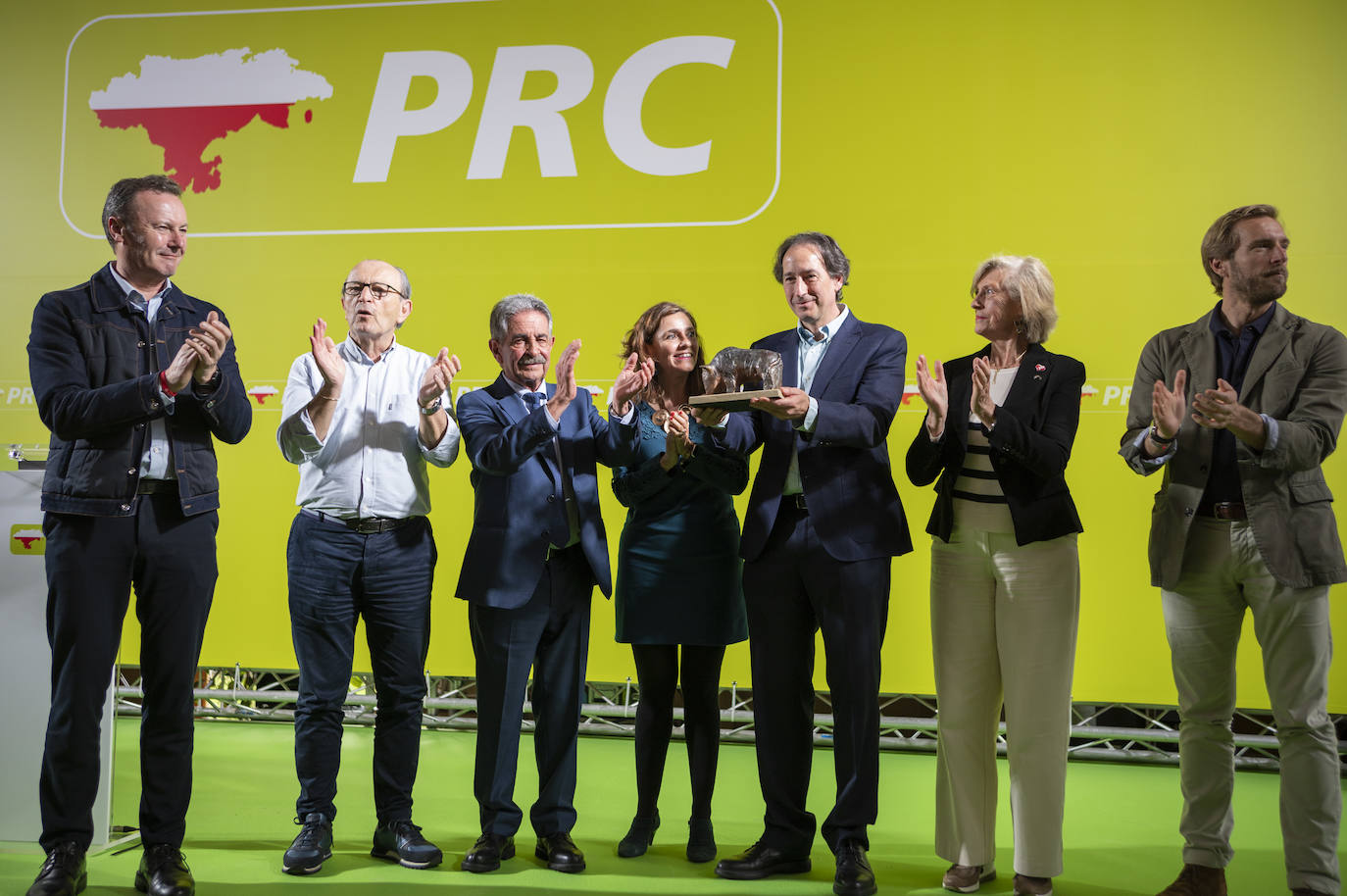 Al final de las intervenciones, los consejeros del PRC en el Gobierno han subido al escenario. En la imagen Guillermo Blanco, Javier López Marcano, Miguel Ángel Revilla, Paula Fernández, José Luis Gochico y Marina Lombó.