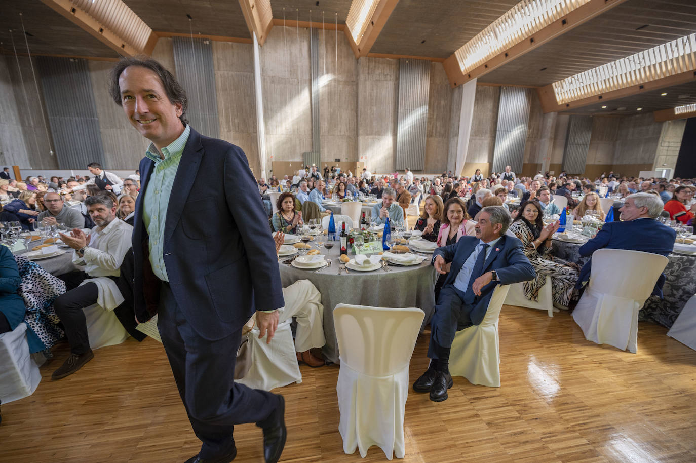 Un millar de militantes y simpatizantes han acudido a la comida-homenaje. En primer plano, José Luis Gochicoa.