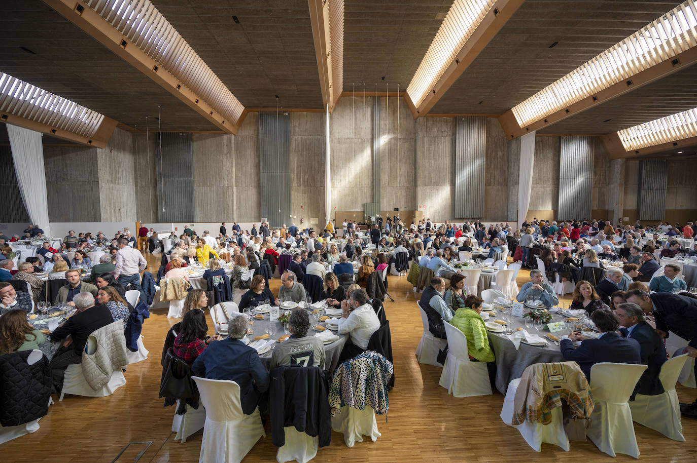 Imagen de la comida que ha tenido lugar en el Palacio de Exposiciones con un centenar de mesas