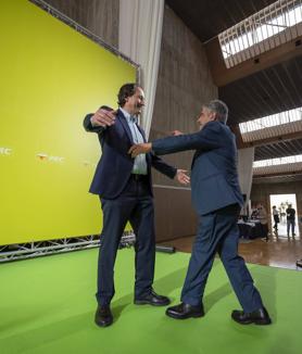 Imagen secundaria 2 - Imágenes del homenaje a Gochicoa que se celebra este domingo en el Palacio de Exposiciones. Abajo el presidente Miguel Ángel Revilla y un abrazo al director general de Transportes y candidato a la alcaldía de Santander, Felipe Piña