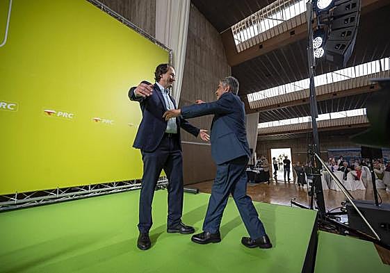 Gochicoa recibe a Revilla en el escenario del homenaje