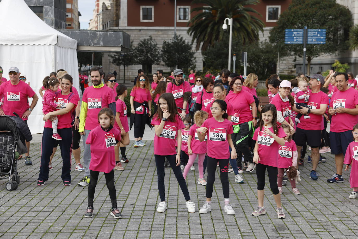 Unas jóvenes participantes, antes de la marcha.