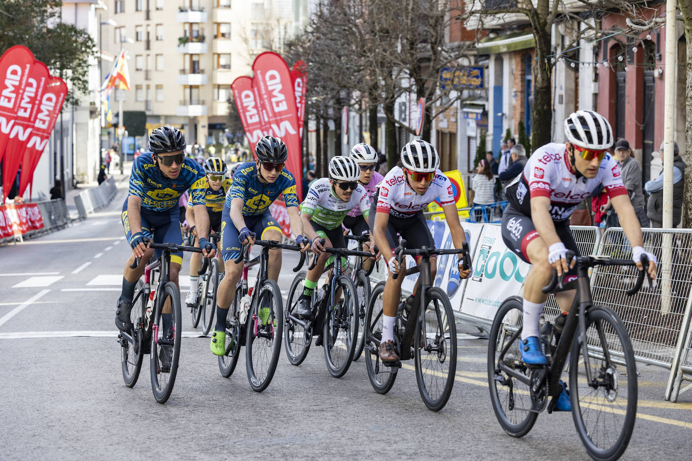 Dos unidades del Telco,m tiran del grupo en el Gran Premio San José. 