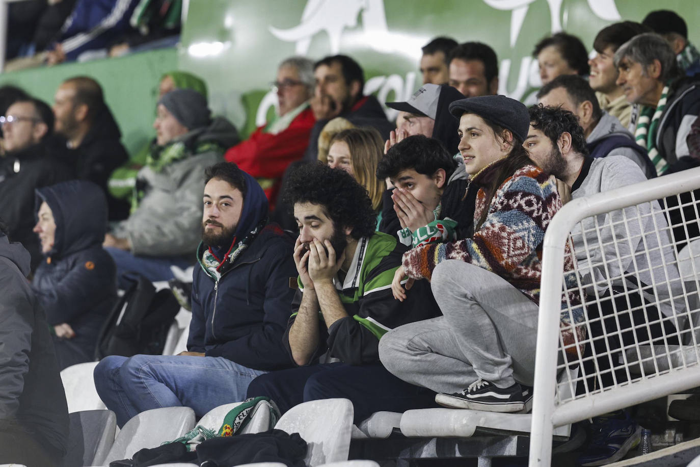 Los aficionados siguen el partido desde el graderío.