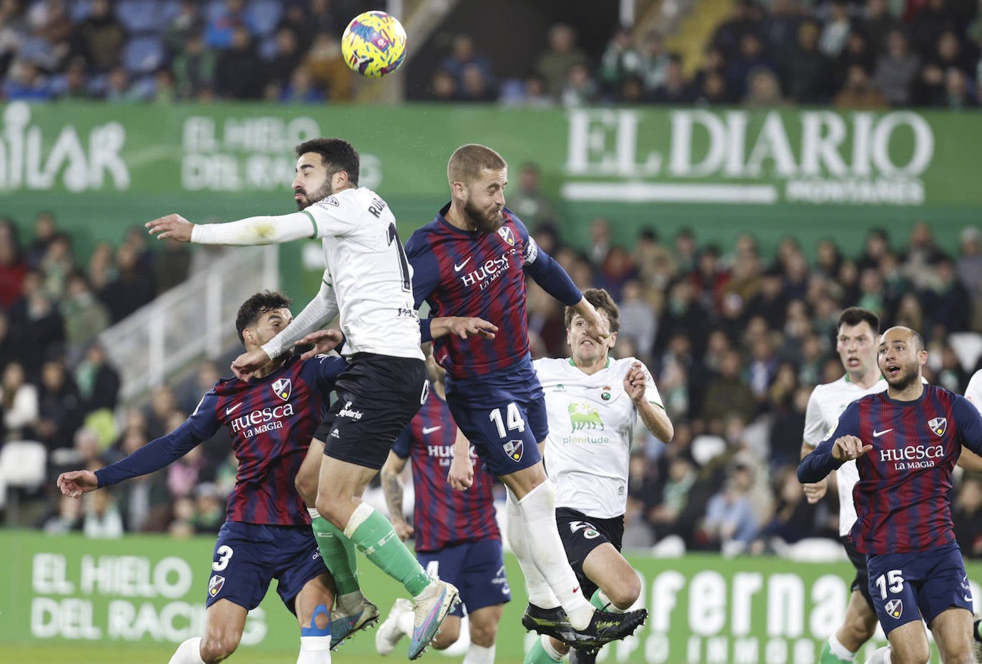 Rubén Alves trata de despejar un balón ante el intento de cabeceo de Pulido.