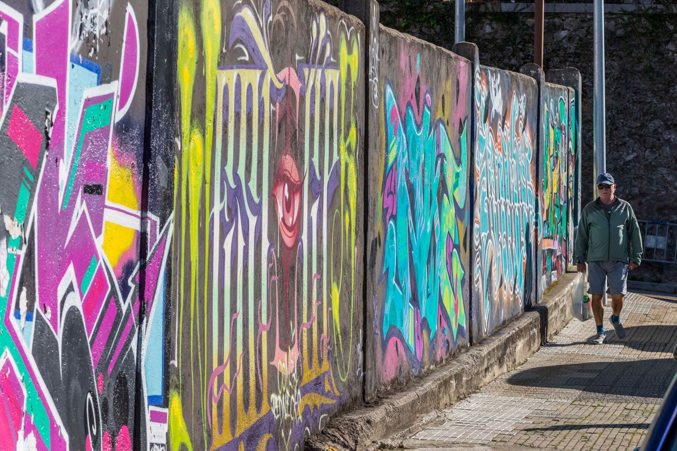 Las intervenciones murales en Santander, en ocasiones canalizadas a través de proyectos pioneros como los afrontados por el Festival Desvelarte, han sido frecuentes. Okuda y Jank 333 encabezan muchas de las huellas que aún permanecen en algunos rincones. 