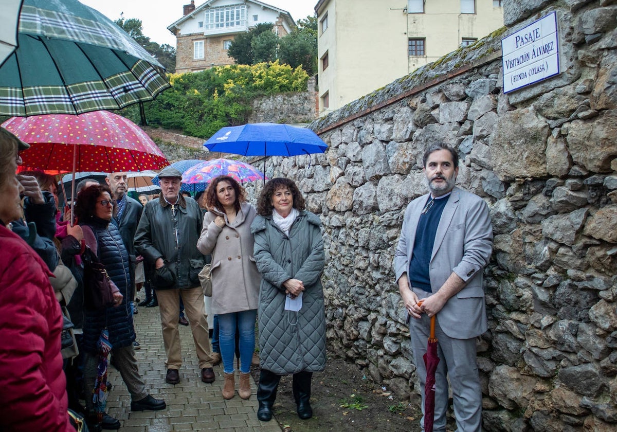 El nieto de la homenajeada acompañado de vecinos y políticos en el pasaje que ya se denomina Visitación Álvarez.