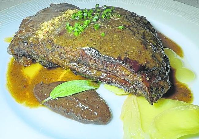 Costilla de cerdo asada a baja temperatura.