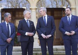 Los presidentes de Cantabria País Vasco, Galicia y Asturias posan para los medios antes del inicio de la reunión en Vitoria.