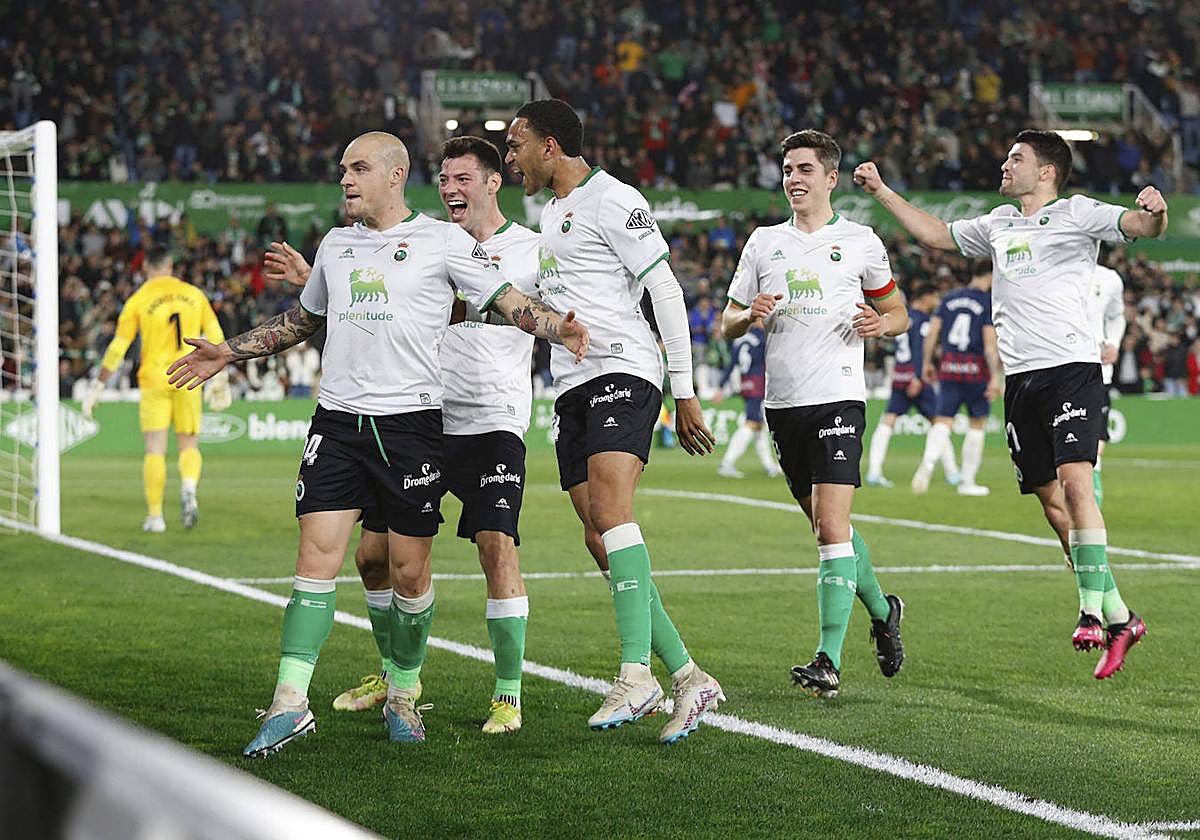 El Racing celebra su primer gol, aunque le duró poco la alegría
