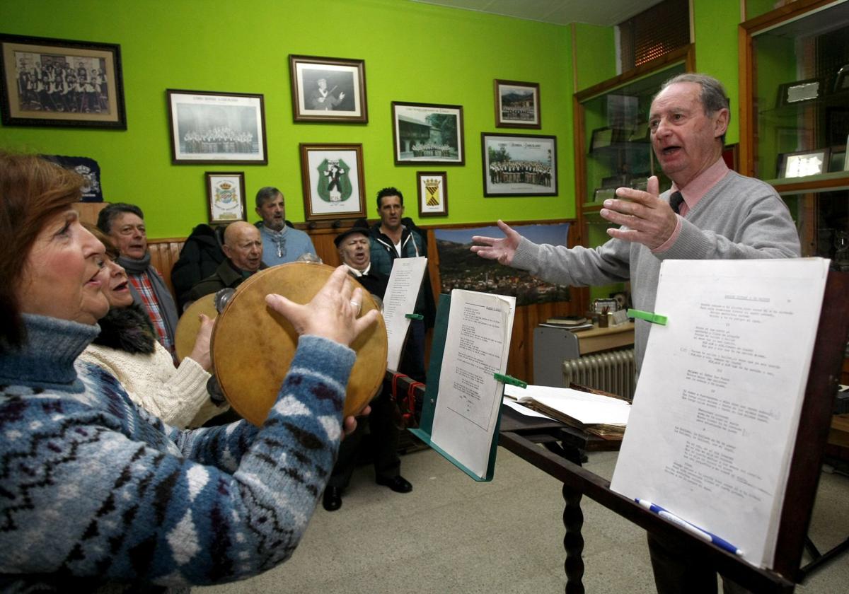 Lorenzo Morante en uno de los ensayos del Coro Ronda Garcilaso.