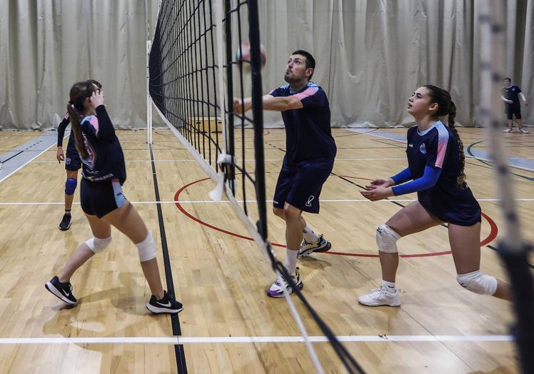 La superficie de La Habana Vieja se divide en varias canchas para los diferentes equipos.