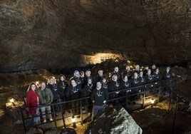 El coro San Julián en La Cueva del Pendo.