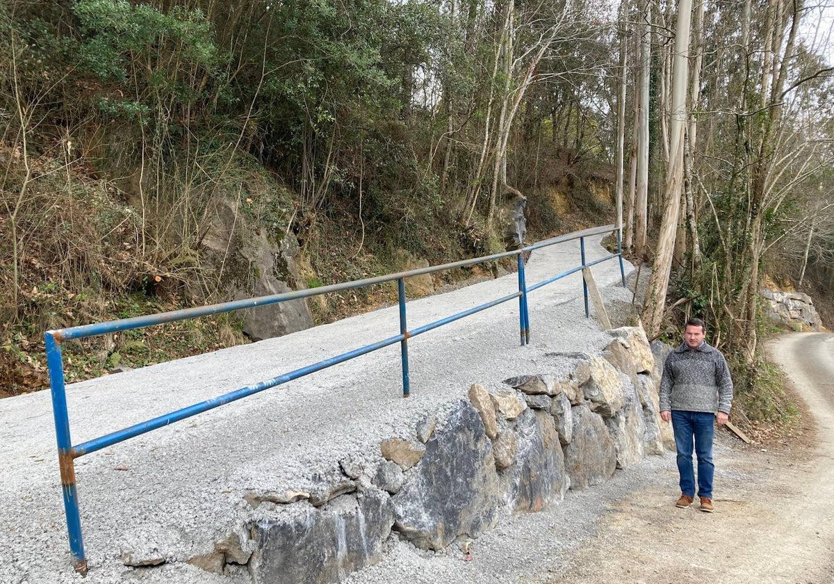 El alcalde de Ramales, César García, junto a una escollera en uno de los dos viales en los que se ha intervenido.