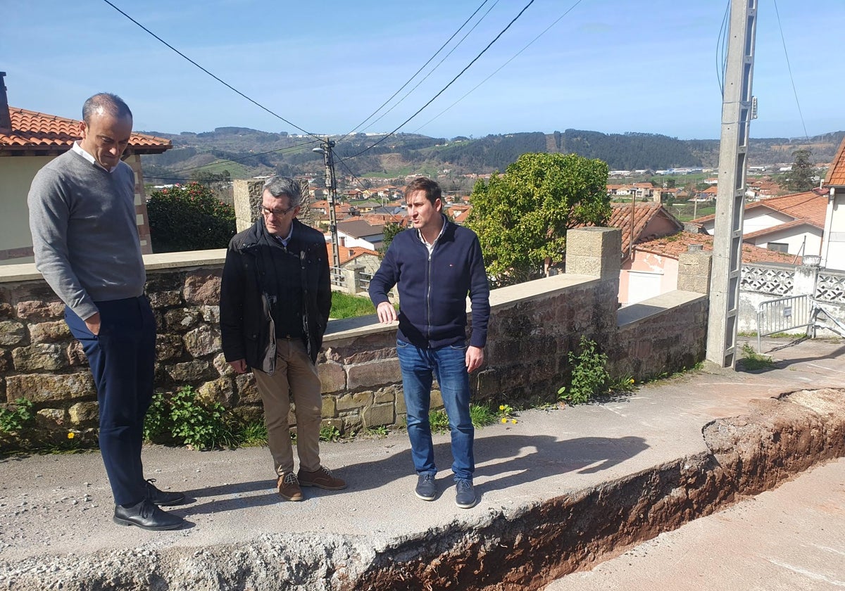 López Estrada, Pérez Noriega y Peña visitan las labores, este martes, en el barrio Radillo de la pedanía.