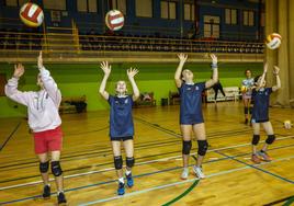 Cuatro jugadoras practican el toque de dedos, uno de los instantes clave en el voleibol