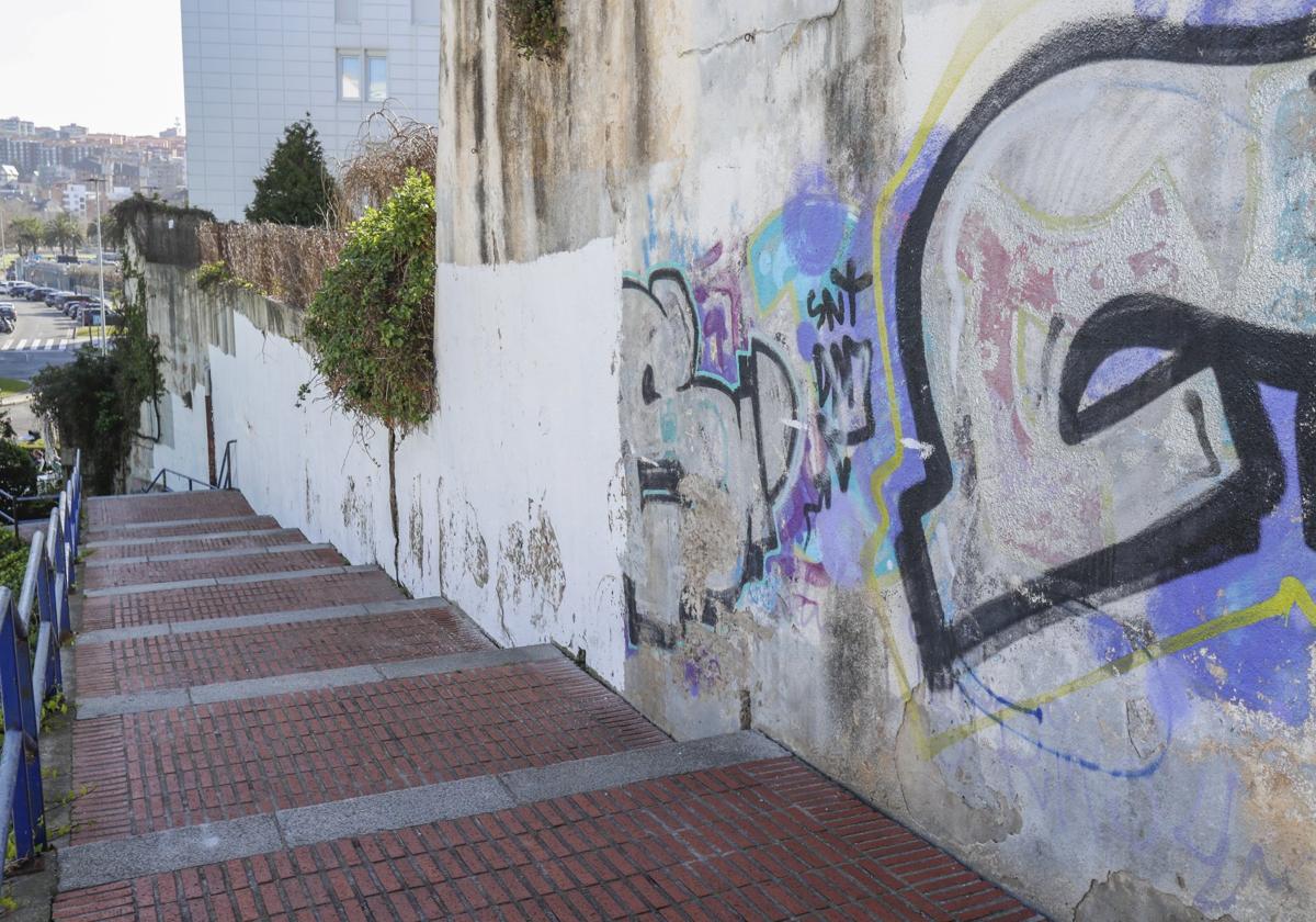 El Ayuntamiento ha puesto en marcha la limpieza de grafitis y ha retirado ya las pintadas del primer tramo de la senda peatonal de Mataleñas.