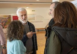 El exdirector de Obras Públicas, Manuel del Jesus, conversa con el director general de Urbanismo, Francisco Javier Gómez Blanco.