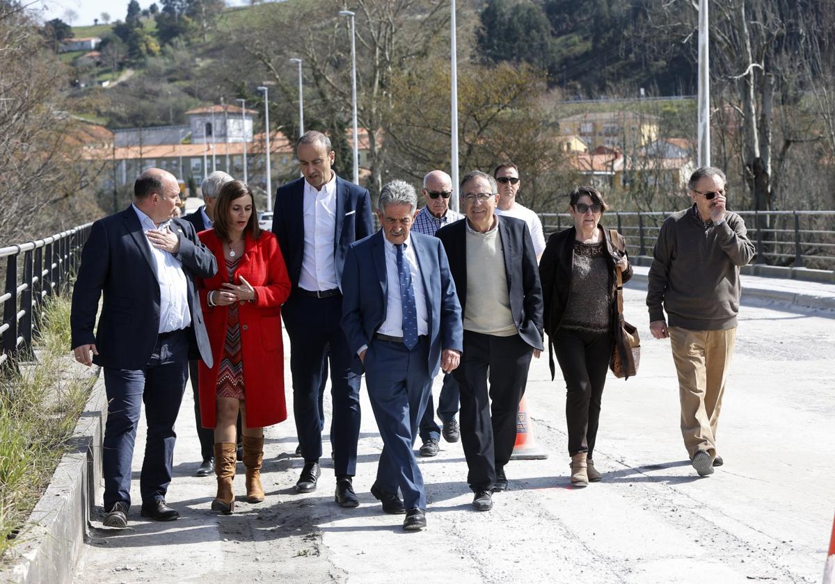 La consejera de Presidencia, Paula Fernández, acompañó ayer al presidente regional en la visita a las obras de la nueva carretera entre Viveda y Duález. Lo hizo en su condición de titular de Obras Públicas en funciones, cargo que ha asumido temporalmente tras la dimisión de José Luis Gochicoa y hasta que Revilla nombre un sustituto -probablemente hoy- que ya tiene decidido.