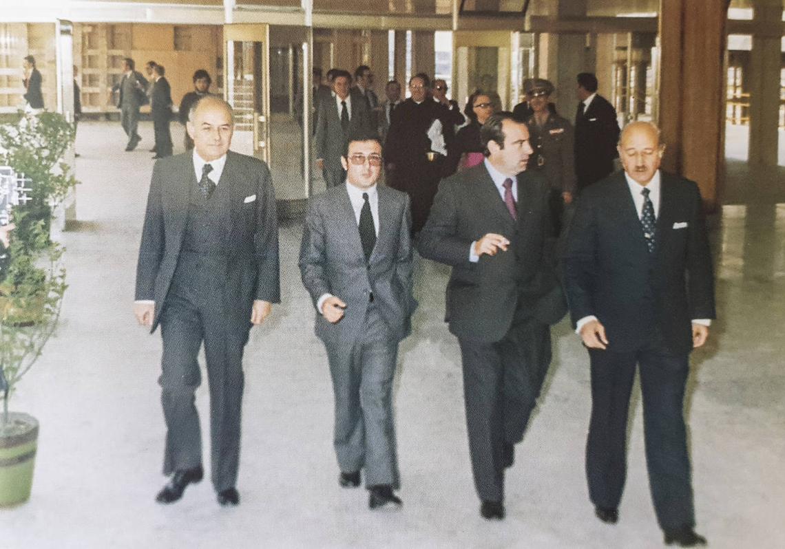 Imagen - Inauguración de la Facultad de Medicina en 1975. De izquierda a derecha: Felipe Lucena Conde, director general de Universidades; el presidente de la Comisión Gestora de la Universidad,José María Trillo de Leyva; el ministro de Educación y Ciencia, Cruz Martínez Esteruelas, y Segundo López Vélez, decano-comisario de la Facultad de Medicina y director de Valdecilla.