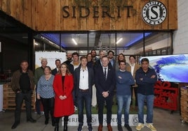 Foto de familia de algunos de los representantes de las empresas asociadas con Enrique Conde, Guillermo Blanco y Marta López.