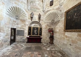 La capilla destaca por su espectacular trabajo en piedra, por el azulejado de su pavimento y por los trípticos y tallas que integran el conjunto, así como por las rejas