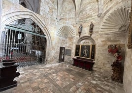 Interior de la capilla de los Escalante en el que destaca su valioso pavimento cerámico, la reja que comunica con el altar de Belén, el tríptico y la lápida.