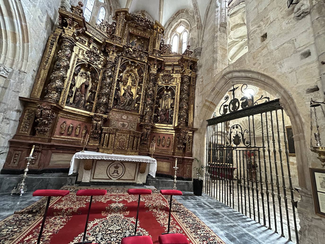 Vista de la capilla desde el altar de Belén que preside el imponente retablo flamenco restaurado hace una década. 