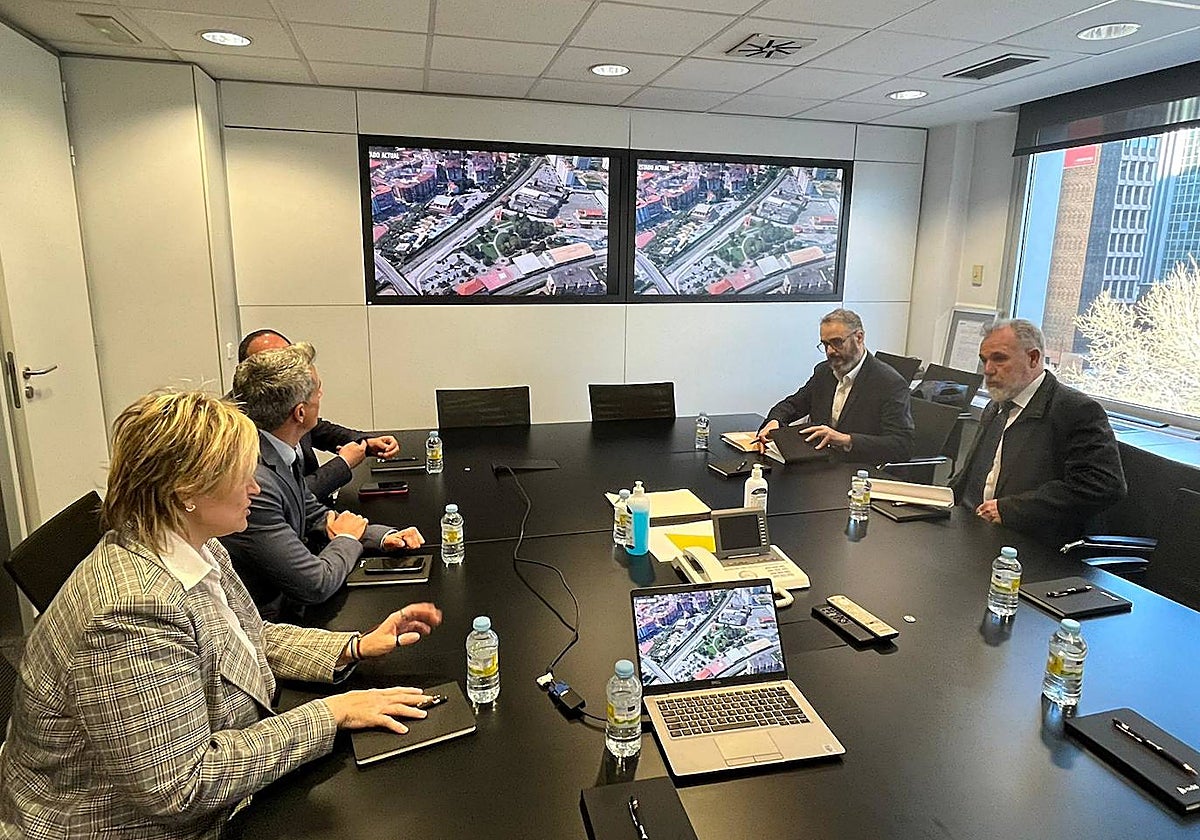 La alcaldesa de Camargo, Esther Bolado, junto al vicepresidente del Gobierno de Cantabria, Pablo Zuloaga, durante la reunión de este miércoles con los técnicos de ADIF.