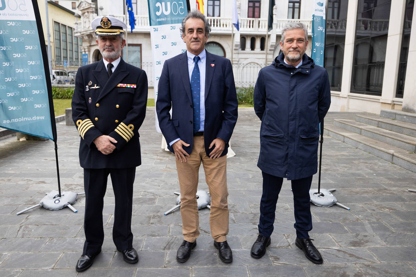 Carlos Bonaplata, comandante naval de Santander, Francisco Martín, presidente de la Autoridad Portuaria y Javier Ceruti, portavoz de Cs en el Ayuntamiento de Santander en la entrada del paraninfo de la UC.