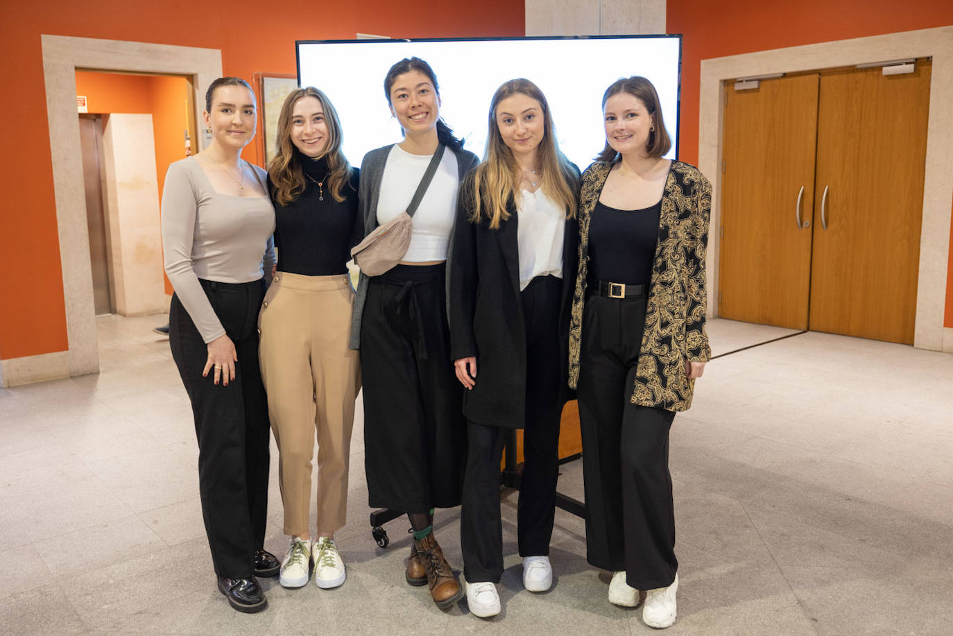 Cinco alumnas de la Universidad de Cantabria antes del acto. De izquierda a derecha, Dominika Konarska, Lydia Pergande, Jo Lu, Ada Novak y Rose Fontana.