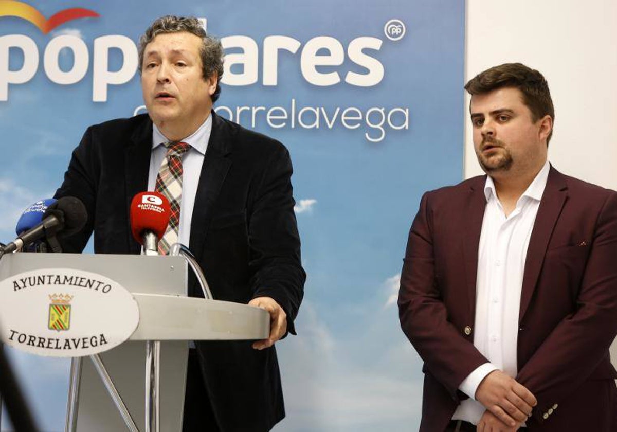 El portavoz y diputado regional del PP, Íñigo Fernández, toma la palabra junto al candidato popular en Torrelavega, Miguel Ángel Vargas, este jueves, en la sede del partido.