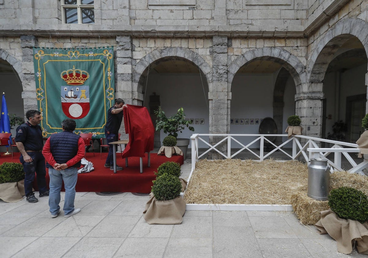 Preparativos en el Parlamento del establo en el que se ubicará a la vaca Ariel.