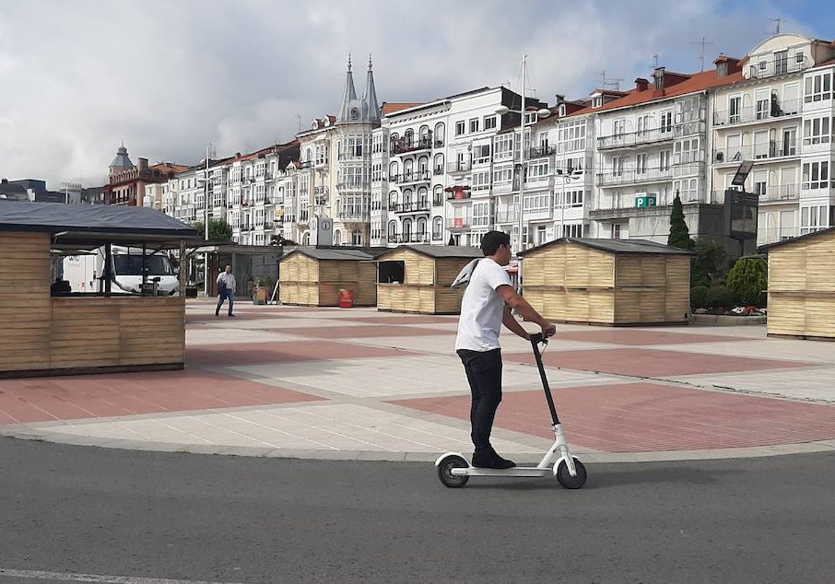 Un usuario discurre en patinete eléctrico por el Parque de Amestoy.