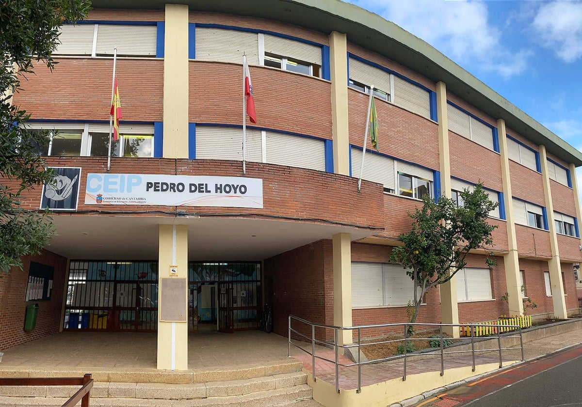 Exterior del colegio Pedro del Hoyo de Colindres, donde la coalición reclama que se ejecute el ascensor que ya está aprobado por la consejería de Educación.