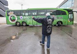 El autobús del Racing, rotulado con su marca y escudo, en La Albericia.