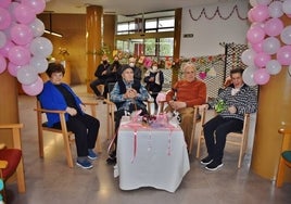 Vicenta, Ángel, Pedro y Mariuca en la fiesta que les brindó la residencia Clece Las Anjanas.