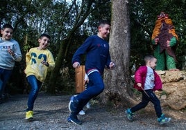 Un grupo de niños recorre el recinto con el objetivo de encontrar todas las figuras mitológicas