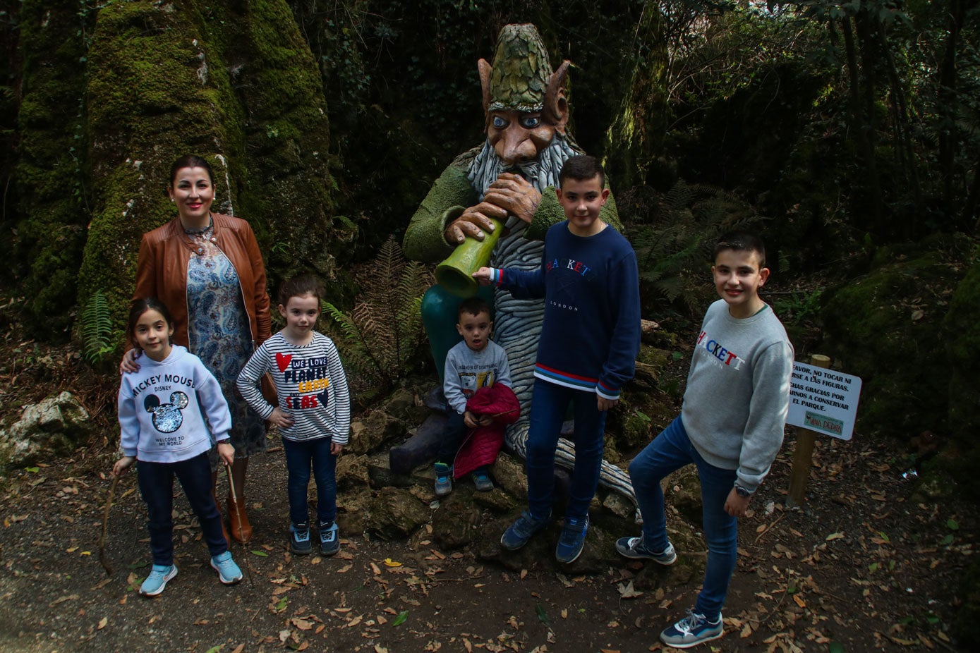 Algunos de los niños posan con una de las madres del grupo junto al Musgoso.