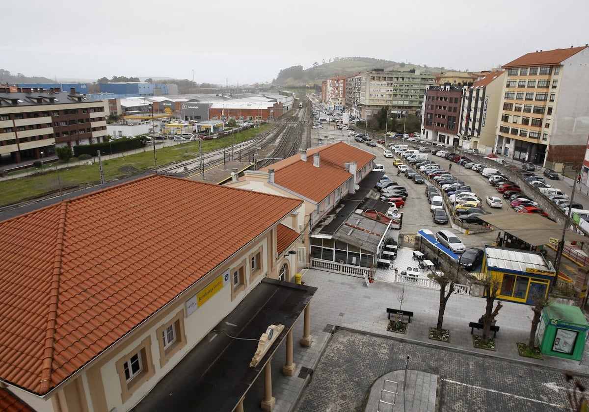 Vista de la estación de Feve y las vías de tren a su paso por Torrelavega, en una imagen de archivo.