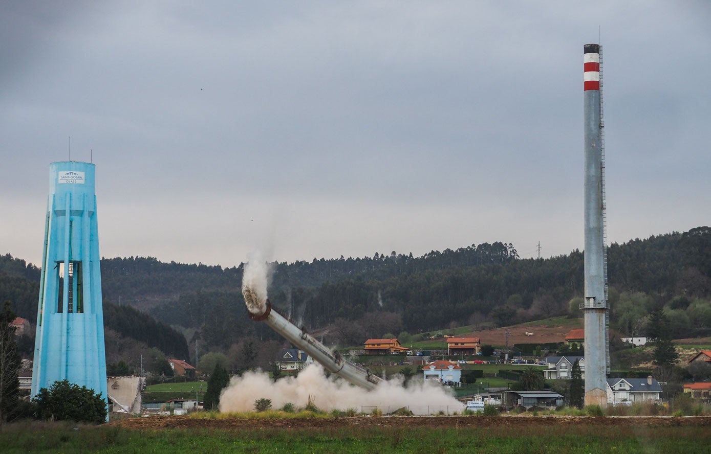 La chimenea cayó dentro de la finca. 