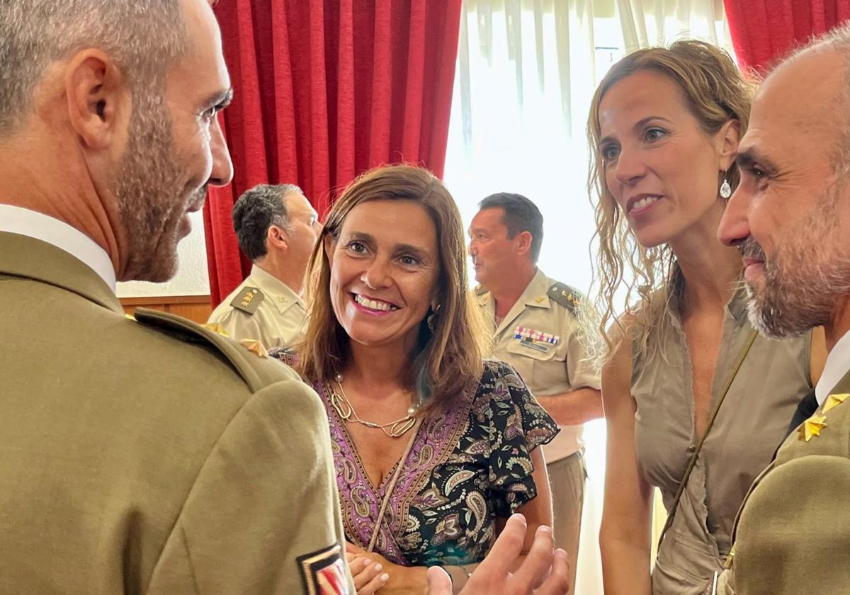 Jezabel Morán (derecha), con la consejera de Presidencia, Paula Fernández, hablando con militares de la UME.