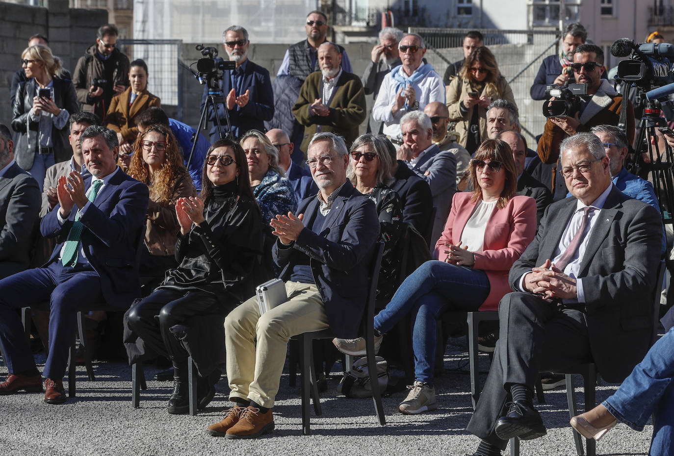 Altos cargos del Ejecutivo y algunas instituciones. En primer término, el director del Mupac Roberto Ontañón