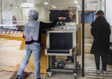 Imagen secundaria 1 - Después de acudir a los juzgados abandonaron Las Salesas a la carrera, pasadas las doce y media.