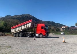 Un camión deposita distinto material para comenzar la construcción de la futura pista de pumptrack en el entorno del Parador Nacional