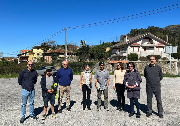 La alcaldesa y miembros de su equipo de Gobierno, junto a los responsables del proyecto, en la parcela donde se asentará la futura pista de pumptrack